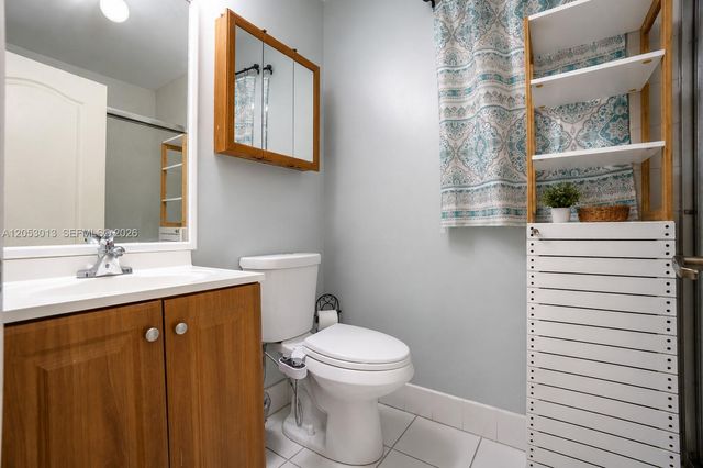 940 NE 212th Terrace 94001, Miami, FL 33179
