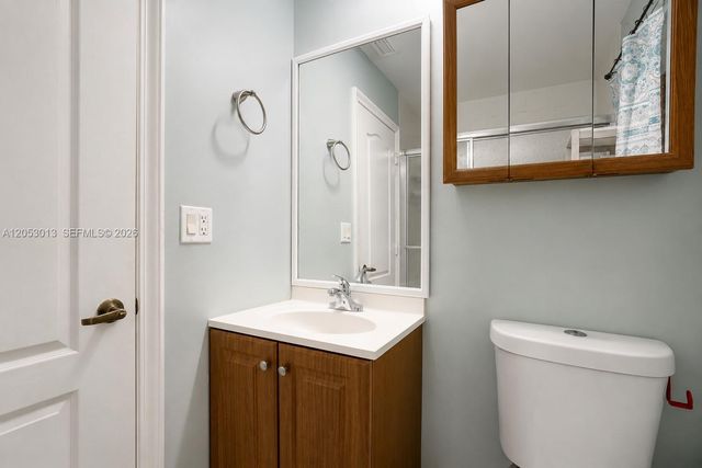 940 NE 212th Terrace 94001, Miami, FL 33179