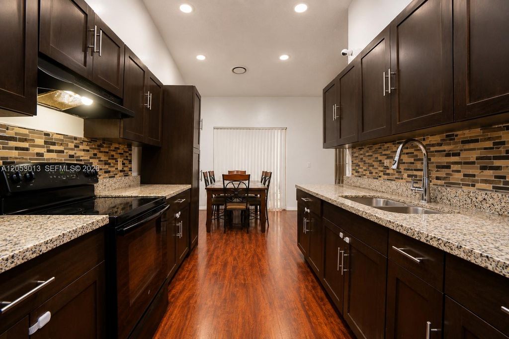 940 NE 212th Terrace 94001, Miami, FL 33179