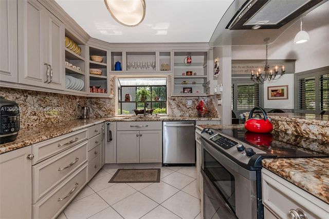 9204 S Chelsea Drive S, Plantation, FL 33324