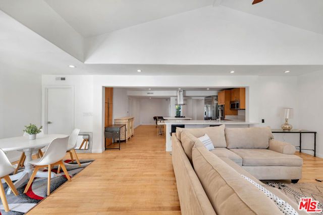 5890 Fairhaven Avenue, Woodland Hills (los Angeles), CA 91367