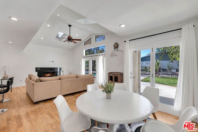 5890 Fairhaven Avenue, Woodland Hills (los Angeles), CA 91367