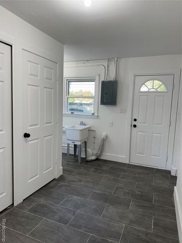 28435 Victor Street, Roseville, MI 48066