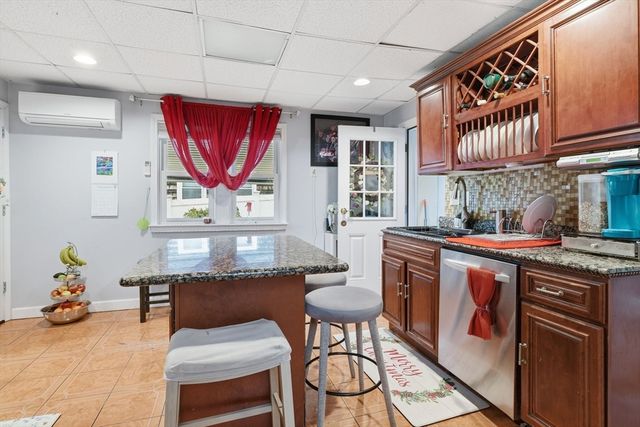 21 Francis Ave, Holyoke, MA 01040