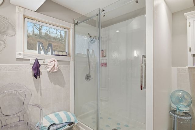 21 Francis Ave, Holyoke, MA 01040