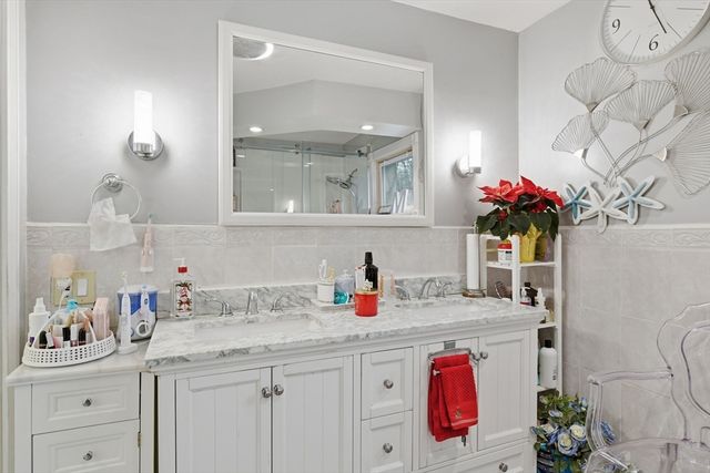 21 Francis Ave, Holyoke, MA 01040