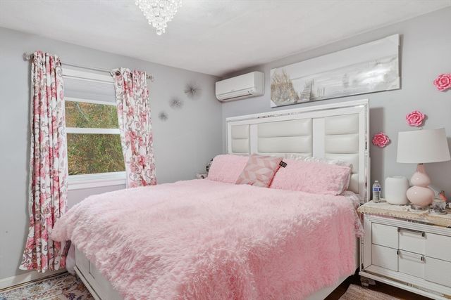 21 Francis Ave, Holyoke, MA 01040