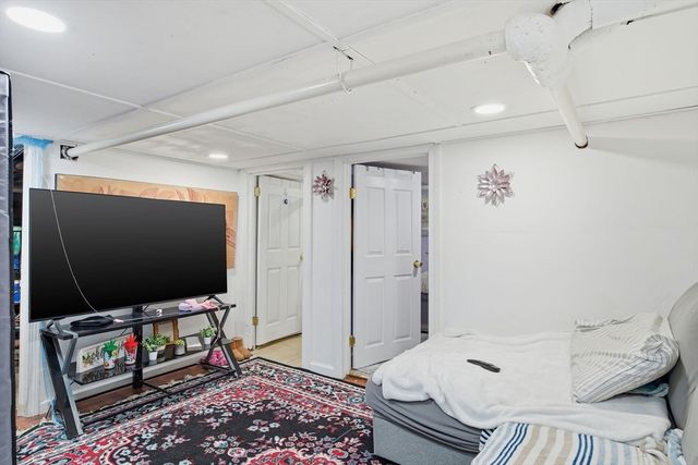 21 Francis Ave, Holyoke, MA 01040