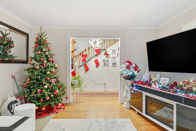 21 Francis Ave, Holyoke, MA 01040