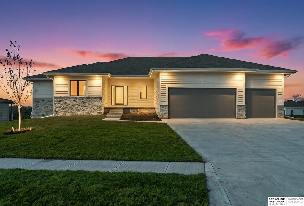 9808 Overland Trail, Papillion, NE 68046