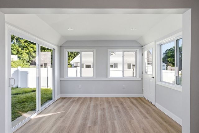 92 Garfield Ave, Woburn, MA 01801