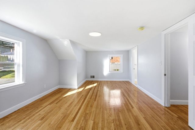 92 Garfield Ave, Woburn, MA 01801