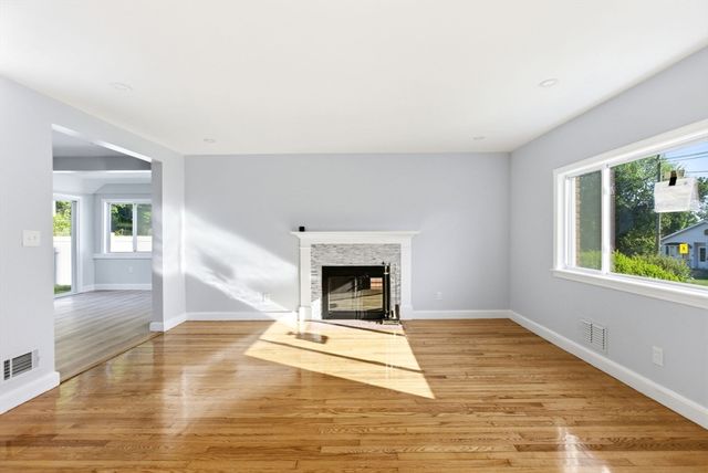 92 Garfield Ave, Woburn, MA 01801