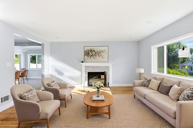 92 Garfield Ave, Woburn, MA 01801