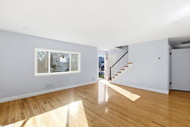 92 Garfield Ave, Woburn, MA 01801