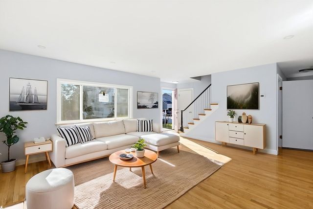 92 Garfield Ave, Woburn, MA 01801