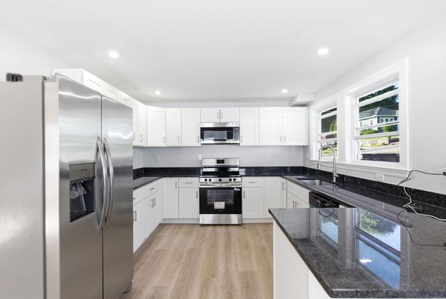92 Garfield Ave, Woburn, MA 01801