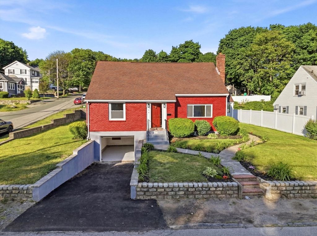 92 Garfield Ave, Woburn, MA 01801