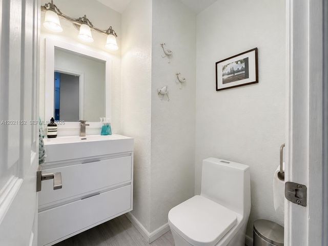 2616 Oakbrook Ct, Weston, FL 33332