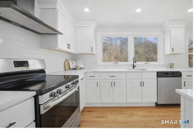 35 Dyer Avenue, Canton, CT 06019