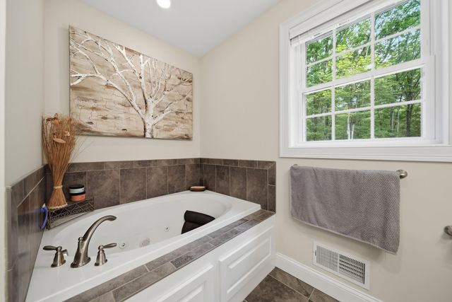 24 Piper Lane, Pelham, NH 03076