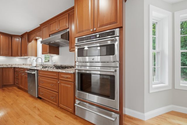 24 Piper Lane, Pelham, NH 03076