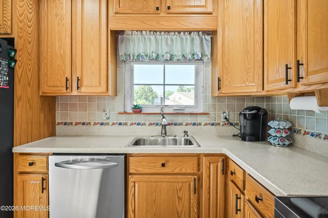 20 Jay Court, Hazlet, NJ 07730