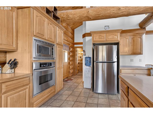 89112 Skyhigh Dr, Springfield, OR 97477