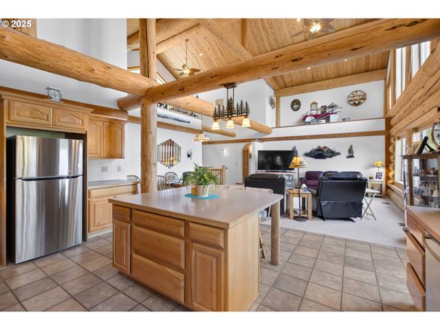 89112 Skyhigh Dr, Springfield, OR 97477