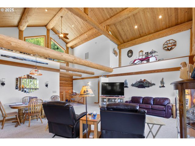 89112 Skyhigh Dr, Springfield, OR 97477