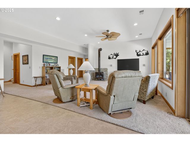 89112 Skyhigh Dr, Springfield, OR 97477