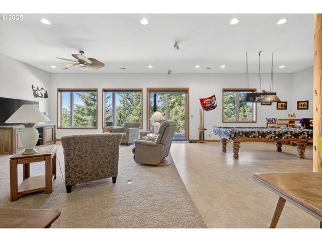 89112 Skyhigh Dr, Springfield, OR 97477