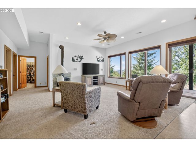 89112 Skyhigh Dr, Springfield, OR 97477