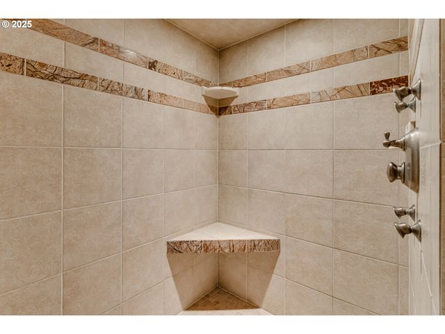 89112 Skyhigh Dr, Springfield, OR 97477