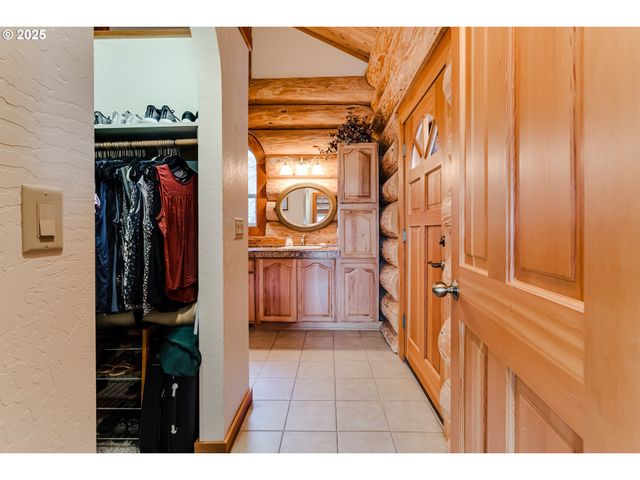 89112 Skyhigh Dr, Springfield, OR 97477