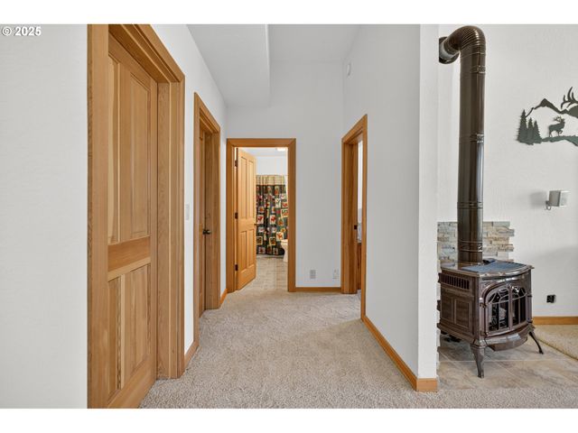 89112 Skyhigh Dr, Springfield, OR 97477