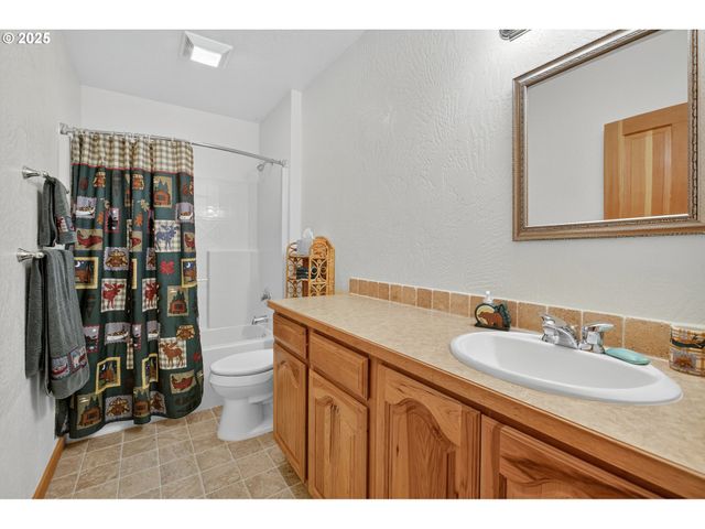 89112 Skyhigh Dr, Springfield, OR 97477