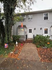 105 Franklin Ct, Raritan Twp., NJ 08822