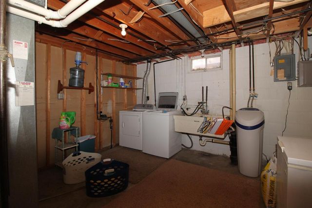 2111 Canary STREET, West Bend, WI 53090