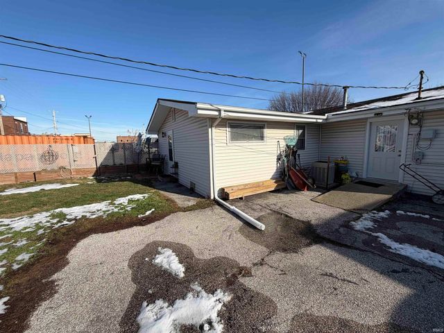 88 SE 1st Street, Linton, IN 47441