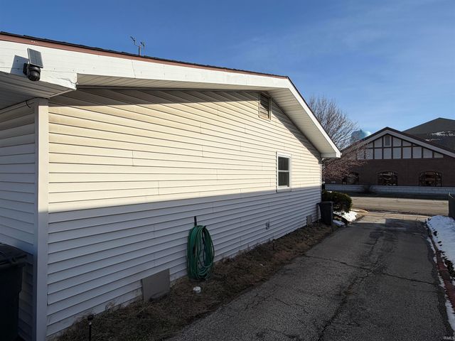 88 SE 1st Street, Linton, IN 47441