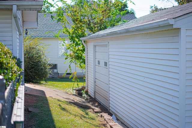 400 Wedgewood Drive, Greenville, SC 29609