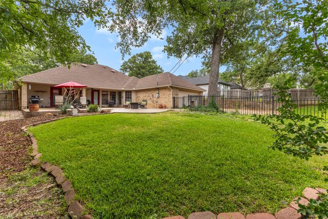 821 Red Oak Drive, Mansfield, TX 76063