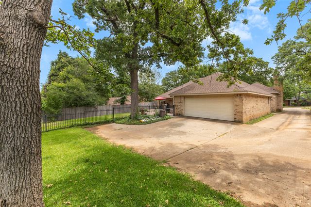 821 Red Oak Drive, Mansfield, TX 76063