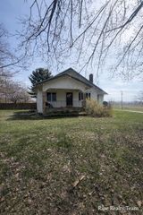 1091 N Benton Center Road, Benton Twp, MI 49022