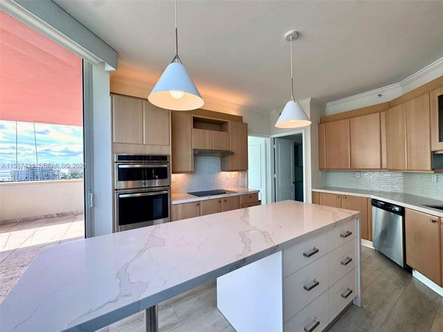 300 S Pointe Dr 1001, Miami Beach, FL 33139