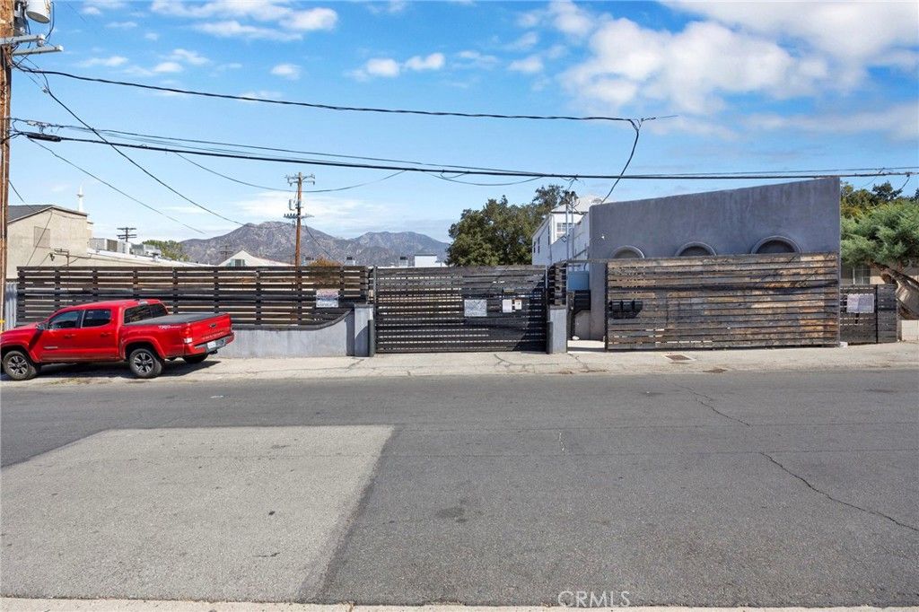 10446 Scoville, Sunland, CA 91040 — exterior