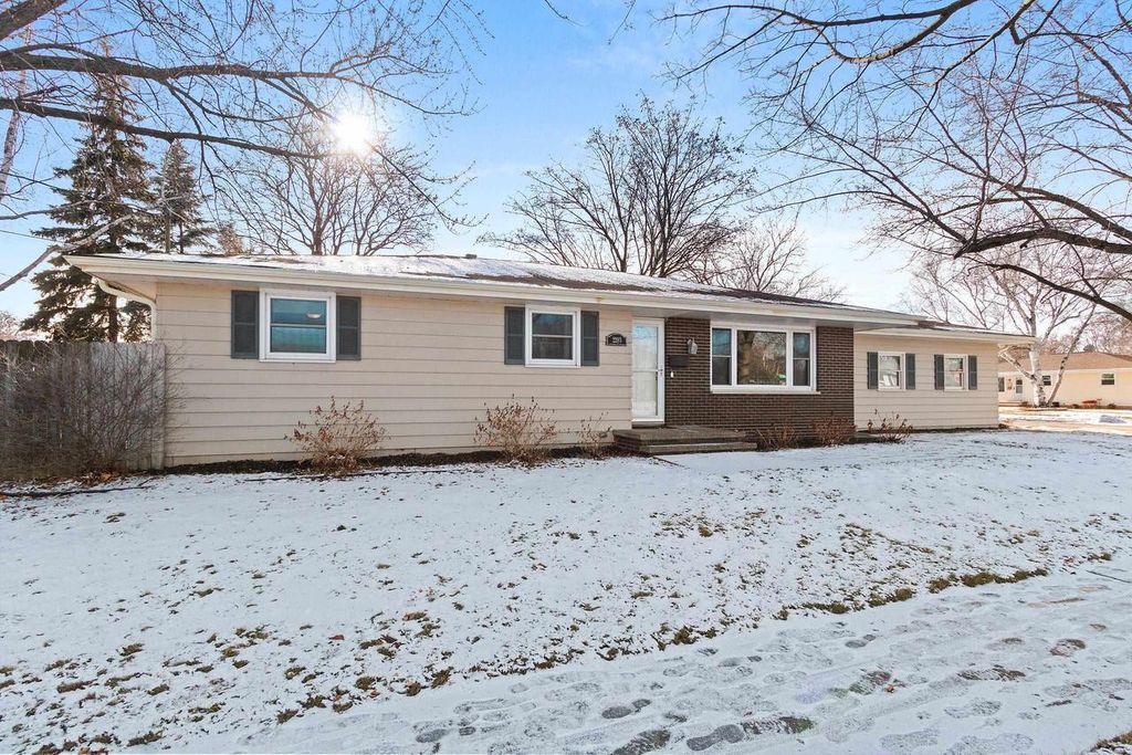 2203 E COLLEGE AVENUE, Appleton, WI 54915