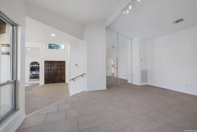 9226 Honey Creek Dr, San Antonio, TX 78230