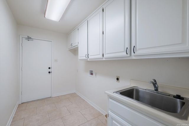 9226 Honey Creek Dr, San Antonio, TX 78230